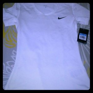 ✨🔥NWT WOMEN'S NIKE FITTED TEE🔥✨